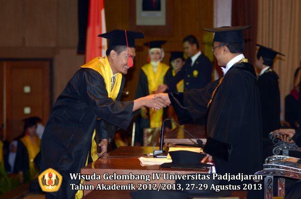 wisuda-unpad-gel-iv-ta-2012_2013-fakultas-hukum-oleh-rektor-170