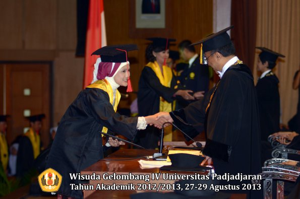 wisuda-unpad-gel-iv-ta-2012_2013-fakultas-hukum-oleh-rektor-171