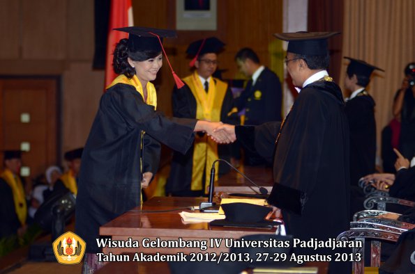 wisuda-unpad-gel-iv-ta-2012_2013-fakultas-hukum-oleh-rektor-172