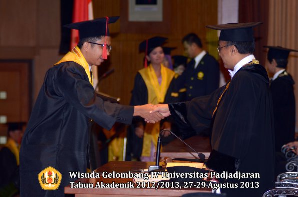 wisuda-unpad-gel-iv-ta-2012_2013-fakultas-hukum-oleh-rektor-173