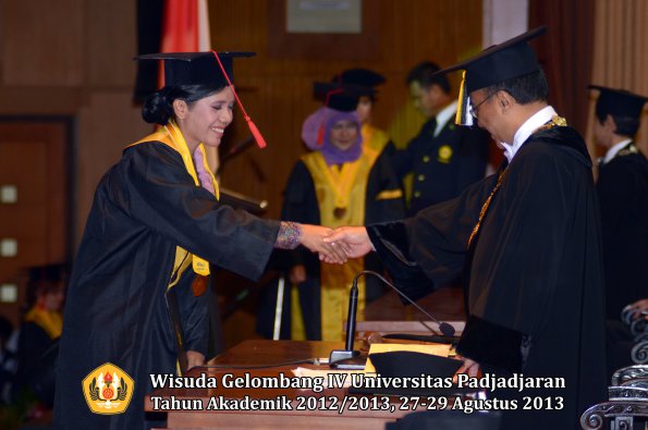 wisuda-unpad-gel-iv-ta-2012_2013-fakultas-hukum-oleh-rektor-174