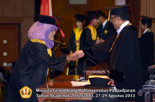 wisuda-unpad-gel-iv-ta-2012_2013-fakultas-hukum-oleh-rektor-175