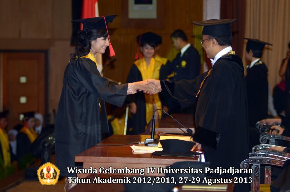 wisuda-unpad-gel-iv-ta-2012_2013-fakultas-hukum-oleh-rektor-176