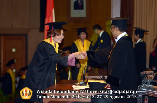 wisuda-unpad-gel-iv-ta-2012_2013-fakultas-hukum-oleh-rektor-180