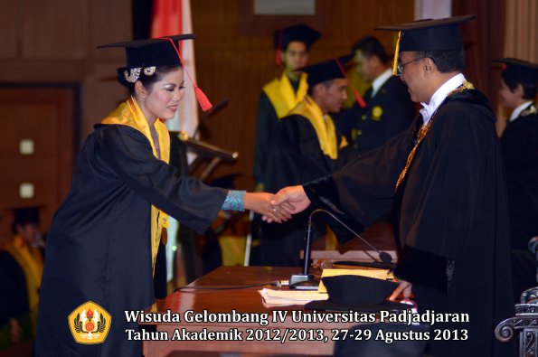 wisuda-unpad-gel-iv-ta-2012_2013-fakultas-hukum-oleh-rektor-182