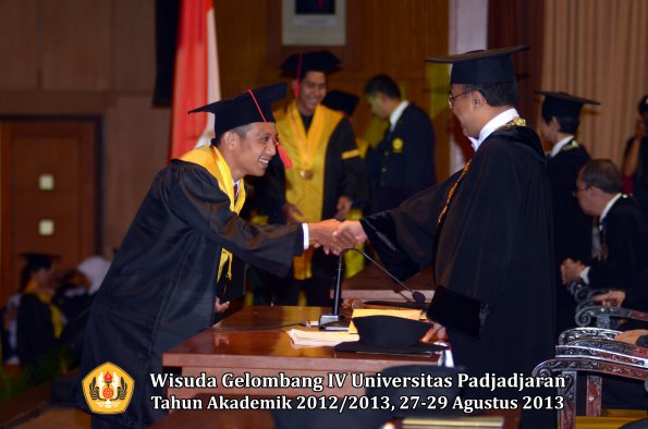 wisuda-unpad-gel-iv-ta-2012_2013-fakultas-hukum-oleh-rektor-183