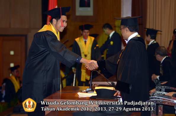 wisuda-unpad-gel-iv-ta-2012_2013-fakultas-hukum-oleh-rektor-184