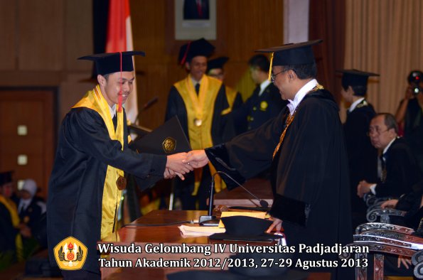 wisuda-unpad-gel-iv-ta-2012_2013-fakultas-hukum-oleh-rektor-186