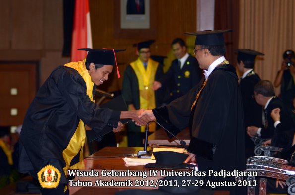 wisuda-unpad-gel-iv-ta-2012_2013-fakultas-hukum-oleh-rektor-187