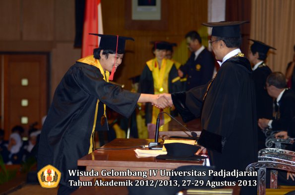 wisuda-unpad-gel-iv-ta-2012_2013-fakultas-hukum-oleh-rektor-189