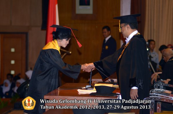 wisuda-unpad-gel-iv-ta-2012_2013-fakultas-hukum-oleh-rektor-194