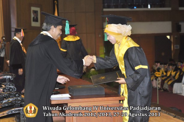 wisuda-unpad-gel-iv-ta-2012_2013-fakultas-tip-oleh-dekan-021