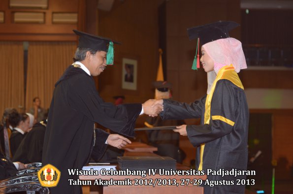 wisuda-unpad-gel-iv-ta-2012_2013-fakultas-tip-oleh-dekan-022