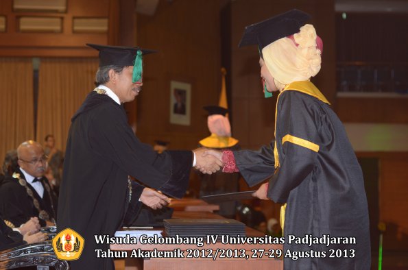 wisuda-unpad-gel-iv-ta-2012_2013-fakultas-tip-oleh-dekan-023