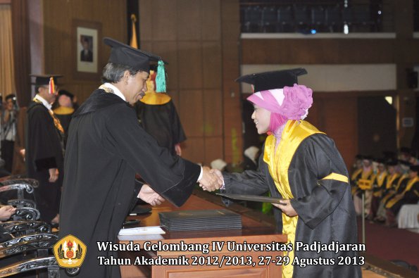 wisuda-unpad-gel-iv-ta-2012_2013-fakultas-tip-oleh-dekan-024