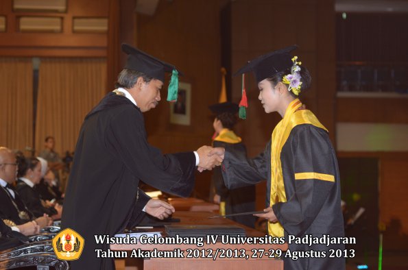 wisuda-unpad-gel-iv-ta-2012_2013-fakultas-tip-oleh-dekan-028