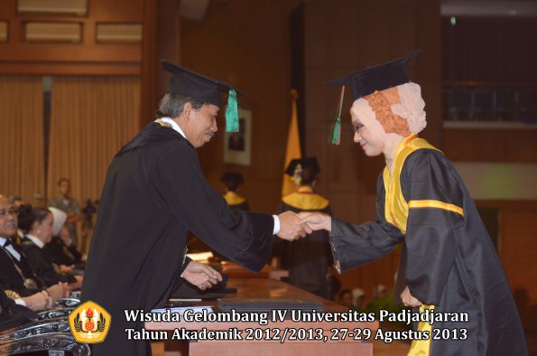 wisuda-unpad-gel-iv-ta-2012_2013-fakultas-tip-oleh-dekan-029