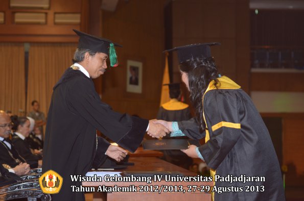 wisuda-unpad-gel-iv-ta-2012_2013-fakultas-tip-oleh-dekan-032