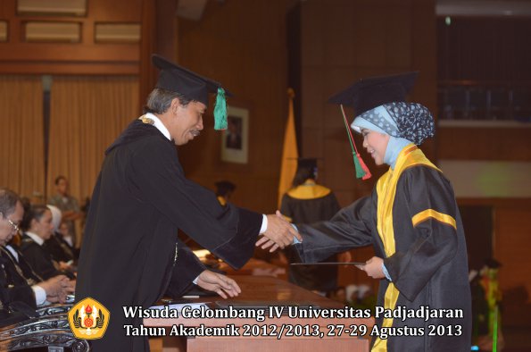 wisuda-unpad-gel-iv-ta-2012_2013-fakultas-tip-oleh-dekan-033