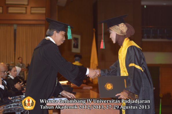 wisuda-unpad-gel-iv-ta-2012_2013-fakultas-tip-oleh-dekan-034