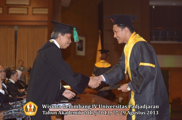 wisuda-unpad-gel-iv-ta-2012_2013-fakultas-tip-oleh-dekan-035