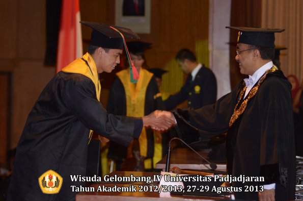 wisuda-unpad-gel-iv-ta-2012_2013-fakultas-tip-oleh-rektor-010