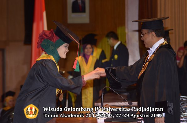 wisuda-unpad-gel-iv-ta-2012_2013-fakultas-tip-oleh-rektor-015