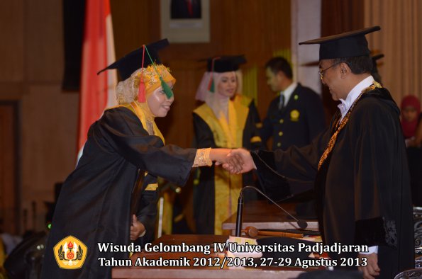 wisuda-unpad-gel-iv-ta-2012_2013-fakultas-tip-oleh-rektor-021