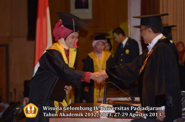 wisuda-unpad-gel-iv-ta-2012_2013-fakultas-tip-oleh-rektor-023