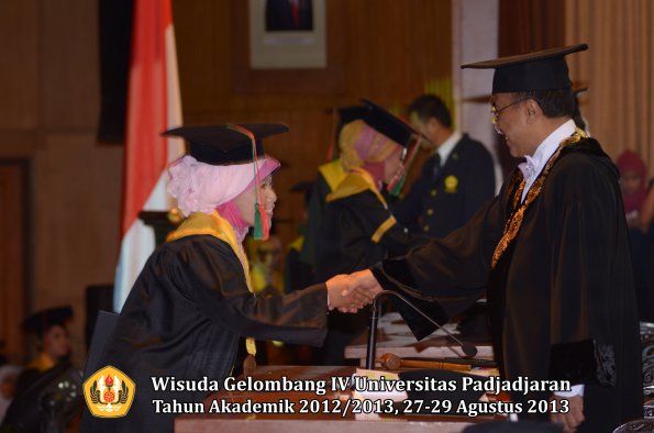 wisuda-unpad-gel-iv-ta-2012_2013-fakultas-tip-oleh-rektor-024