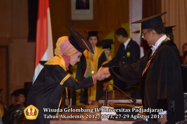 wisuda-unpad-gel-iv-ta-2012_2013-fakultas-tip-oleh-rektor-025