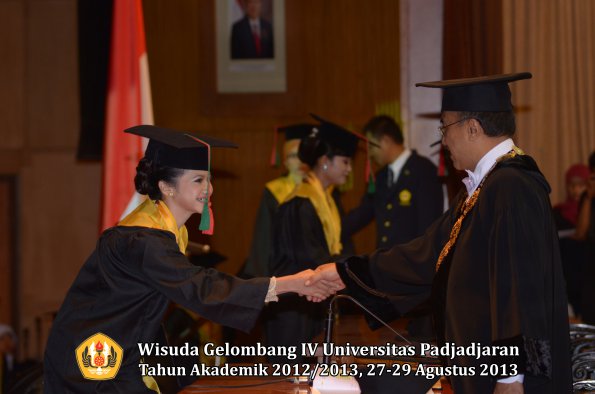 wisuda-unpad-gel-iv-ta-2012_2013-fakultas-tip-oleh-rektor-027