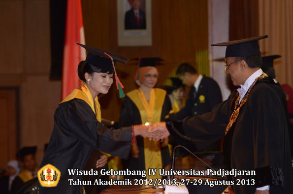 wisuda-unpad-gel-iv-ta-2012_2013-fakultas-tip-oleh-rektor-028