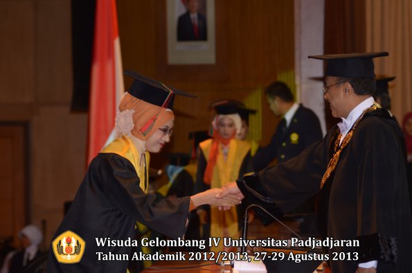 wisuda-unpad-gel-iv-ta-2012_2013-fakultas-tip-oleh-rektor-029