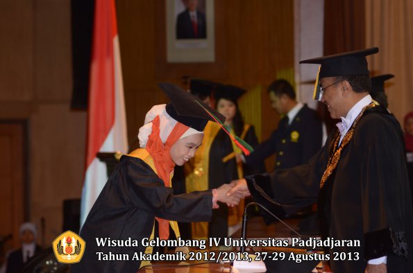 wisuda-unpad-gel-iv-ta-2012_2013-fakultas-tip-oleh-rektor-030