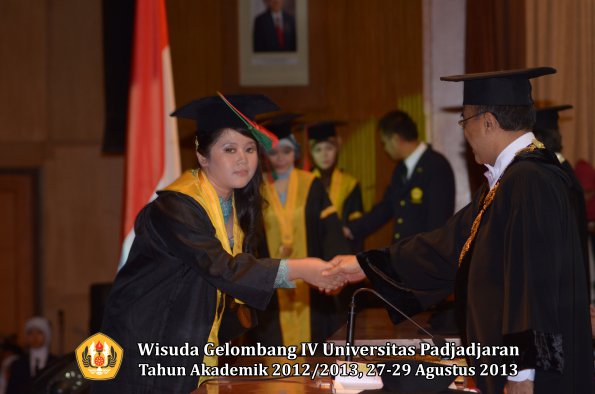 wisuda-unpad-gel-iv-ta-2012_2013-fakultas-tip-oleh-rektor-032