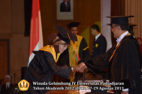 wisuda-unpad-gel-iv-ta-2012_2013-fakultas-tip-oleh-rektor-034