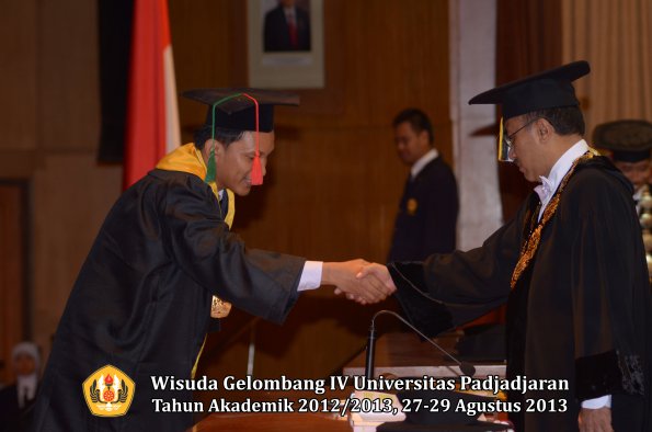 wisuda-unpad-gel-iv-ta-2012_2013-fakultas-tip-oleh-rektor-035