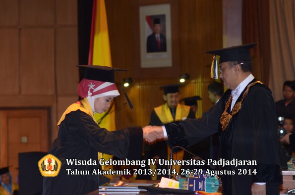 Wisuda Unpad Gel IV TA 2013_2014 Program Pascasarjana oleh Rektor 009