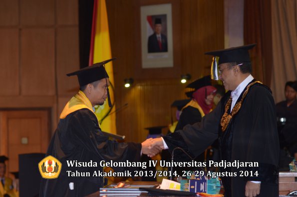 Wisuda Unpad Gel IV TA 2013_2014 Program Pascasarjana oleh Rektor 012