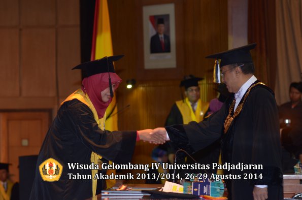 Wisuda Unpad Gel IV TA 2013_2014 Program Pascasarjana oleh Rektor 013