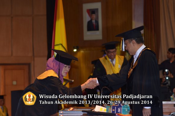 Wisuda Unpad Gel IV TA 2013_2014 Program Pascasarjana oleh Rektor 014