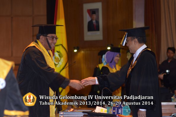 Wisuda Unpad Gel IV TA 2013_2014 Program Pascasarjana oleh Rektor 015