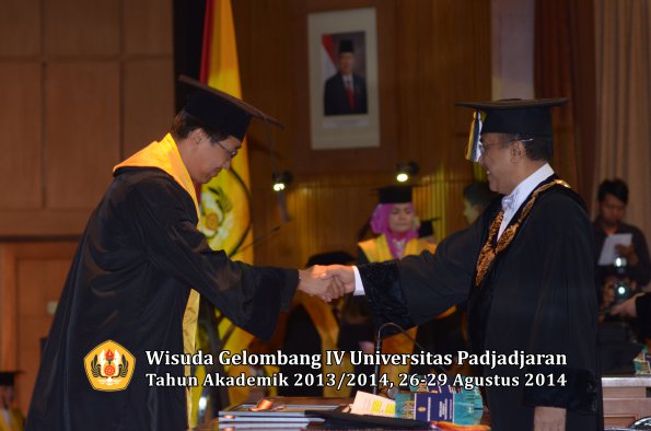 Wisuda Unpad Gel IV TA 2013_2014 Program Pascasarjana oleh Rektor 018