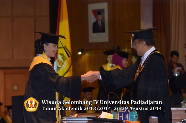 Wisuda Unpad Gel IV TA 2013_2014 Program Pascasarjana oleh Rektor 026