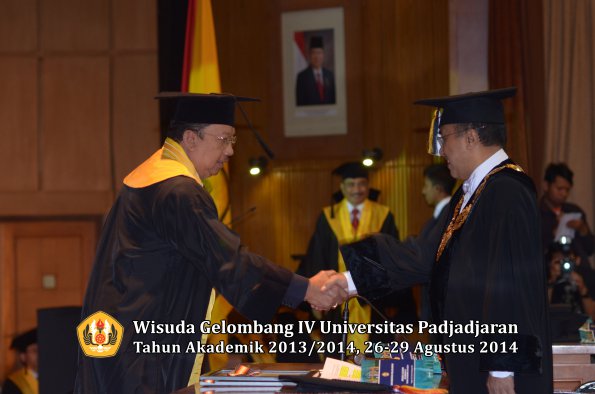 Wisuda Unpad Gel IV TA 2013_2014 Program Pascasarjana oleh Rektor 028