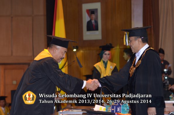 Wisuda Unpad Gel IV TA 2013_2014 Program Pascasarjana oleh Rektor 030