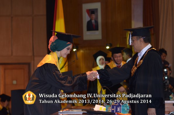 Wisuda Unpad Gel IV TA 2013_2014 Program Pascasarjana oleh Rektor 031