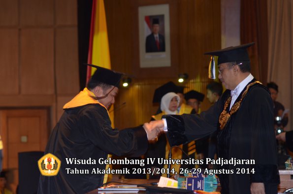 Wisuda Unpad Gel IV TA 2013_2014 Program Pascasarjana oleh Rektor 032