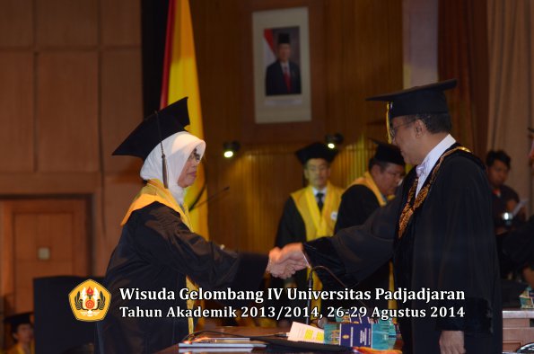 Wisuda Unpad Gel IV TA 2013_2014 Program Pascasarjana oleh Rektor 033